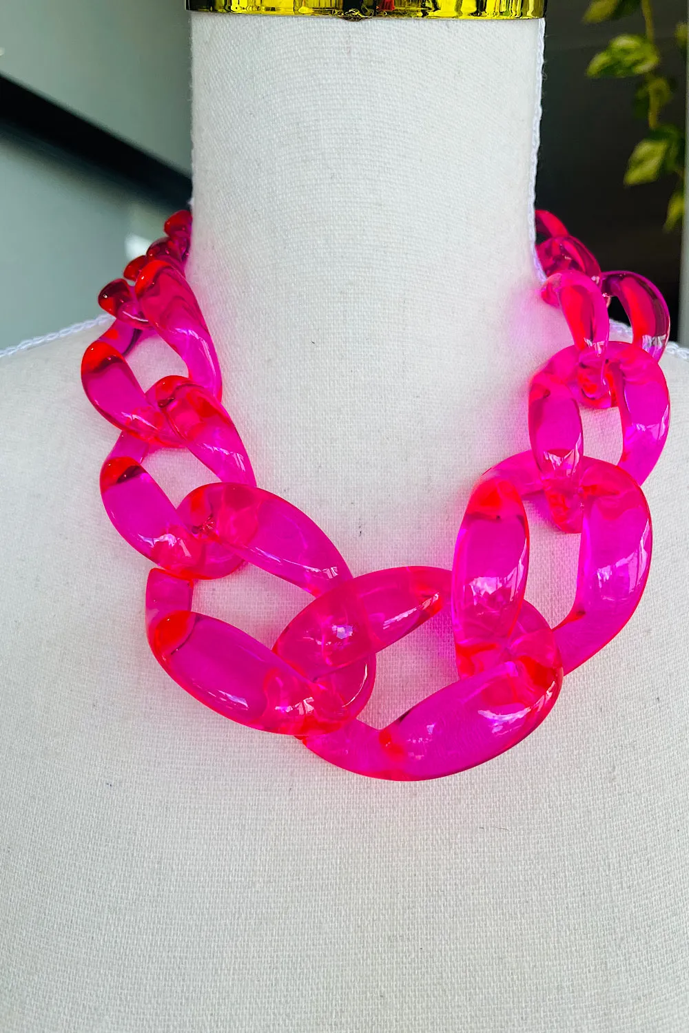 YOU'VE CHAINGED NECKLACE NEON PINK